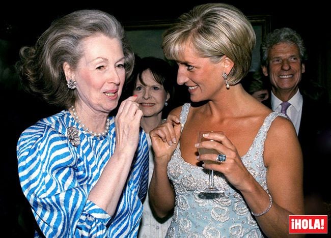 La condesa Spencer y Diana de Gales en una subasta organizada por Christies en junio de 1997.
