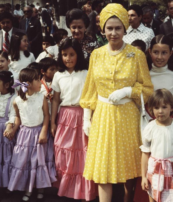 La Reina con un grupo de niños durante su visita a México en 1975
