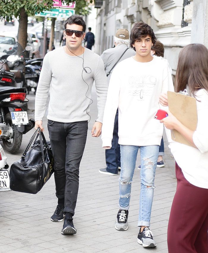 Mario Casas y su hermano Óscar en Madrid