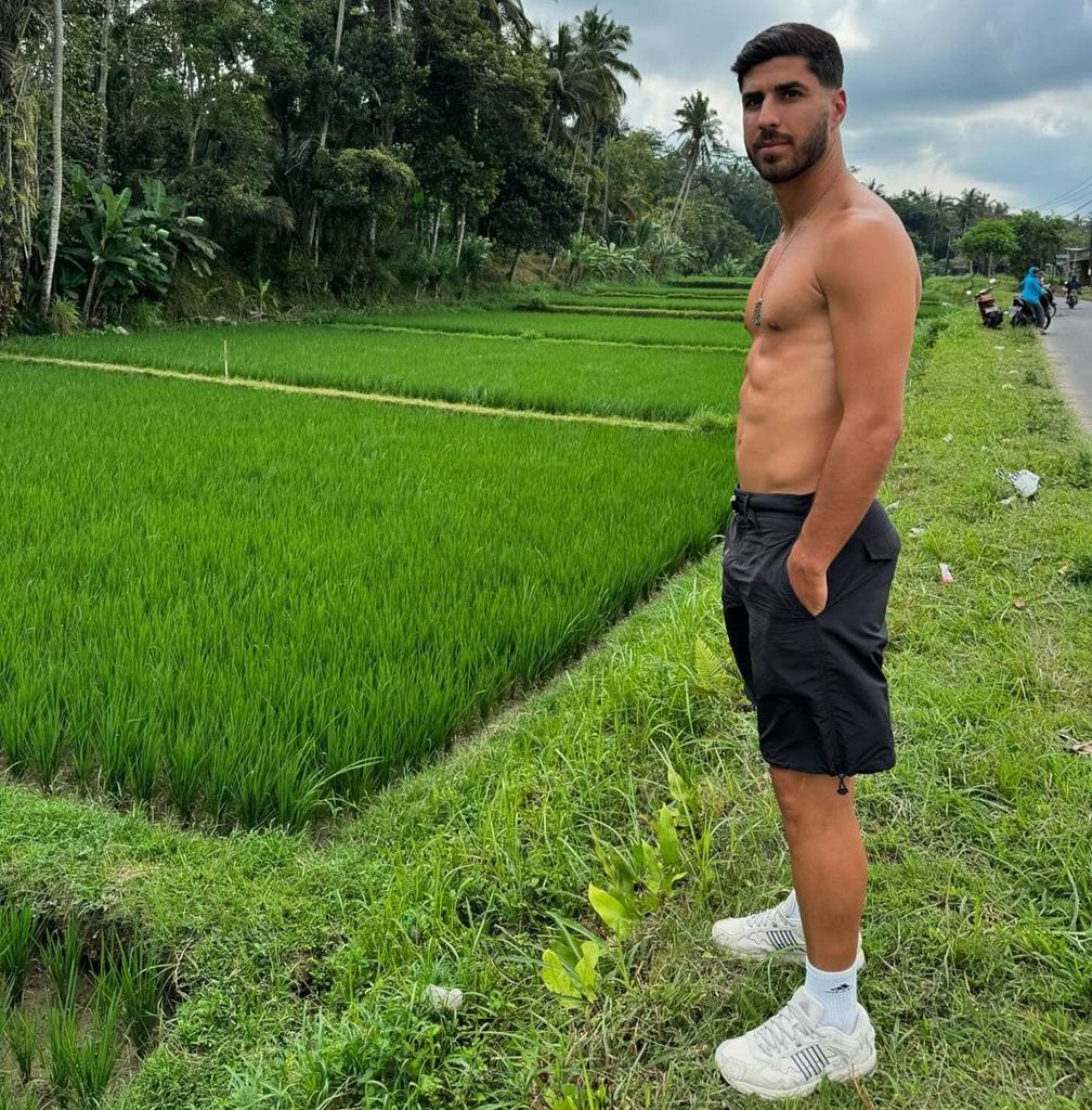 Marco Asensio luce su cuerpo atlético en Indonesia
