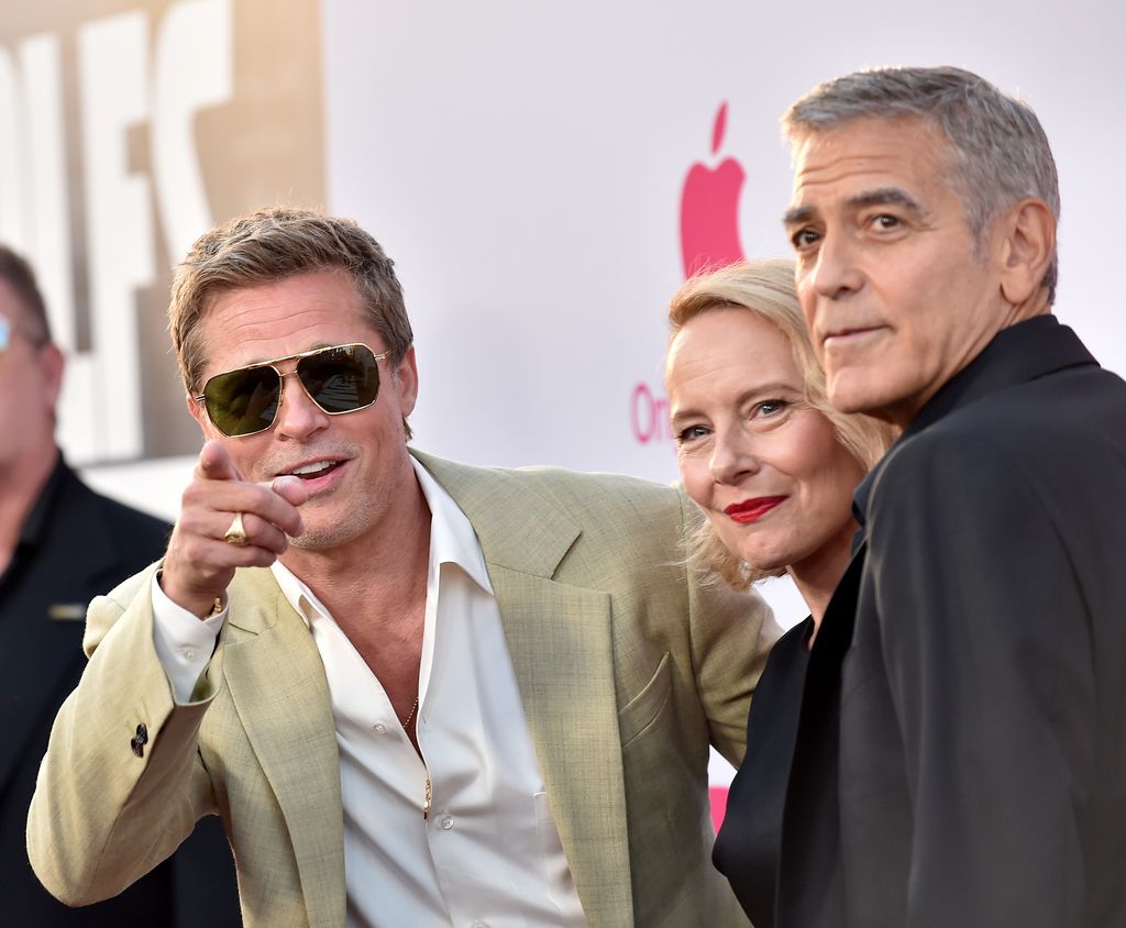 Brad Pitt, Amy Ryan y George Clooney en el estreno de su película 'Wolfs' en Los Ángeles