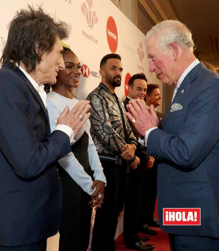 El príncipe Carlos y su saludo Namaste al músico Ron Wood