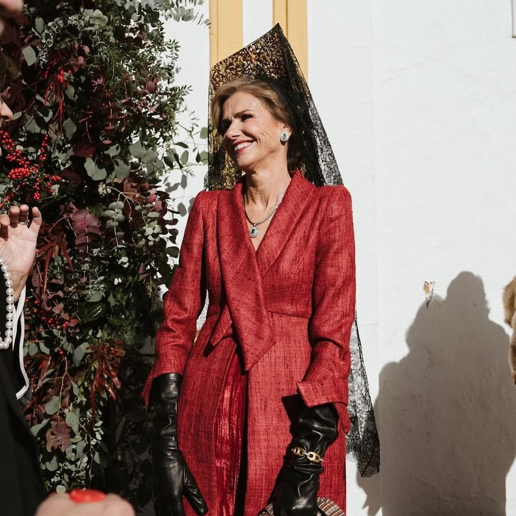 Madrinas de boda con guantes Andalucía