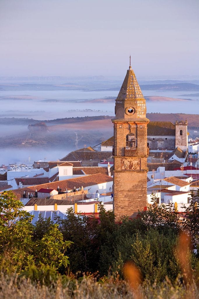 Niebla sobre el pueblo de Medina Sidonia en Cádiz