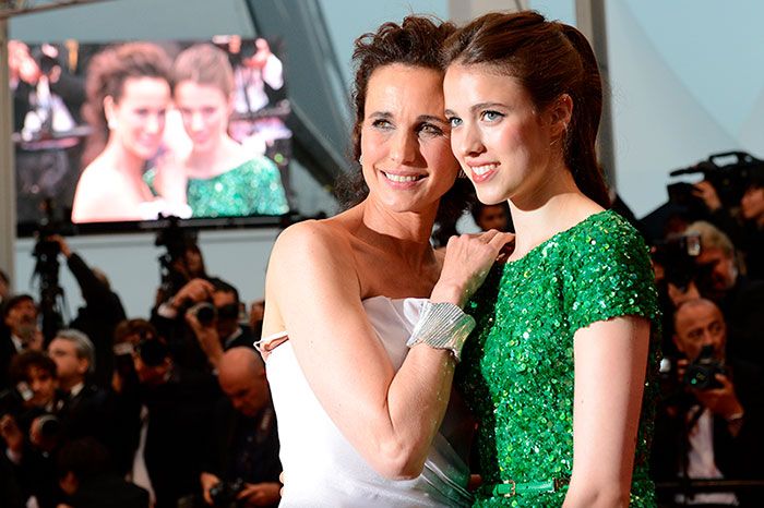 Margaret Qualley con su madre Andie MacDowell