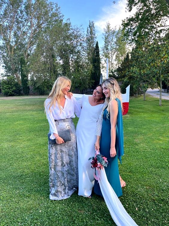 Claudia Collado con amigas en su boda