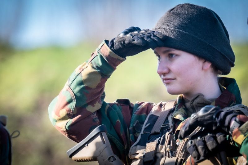 Elisabeth de Bélgica en unos entrenamientos militares 