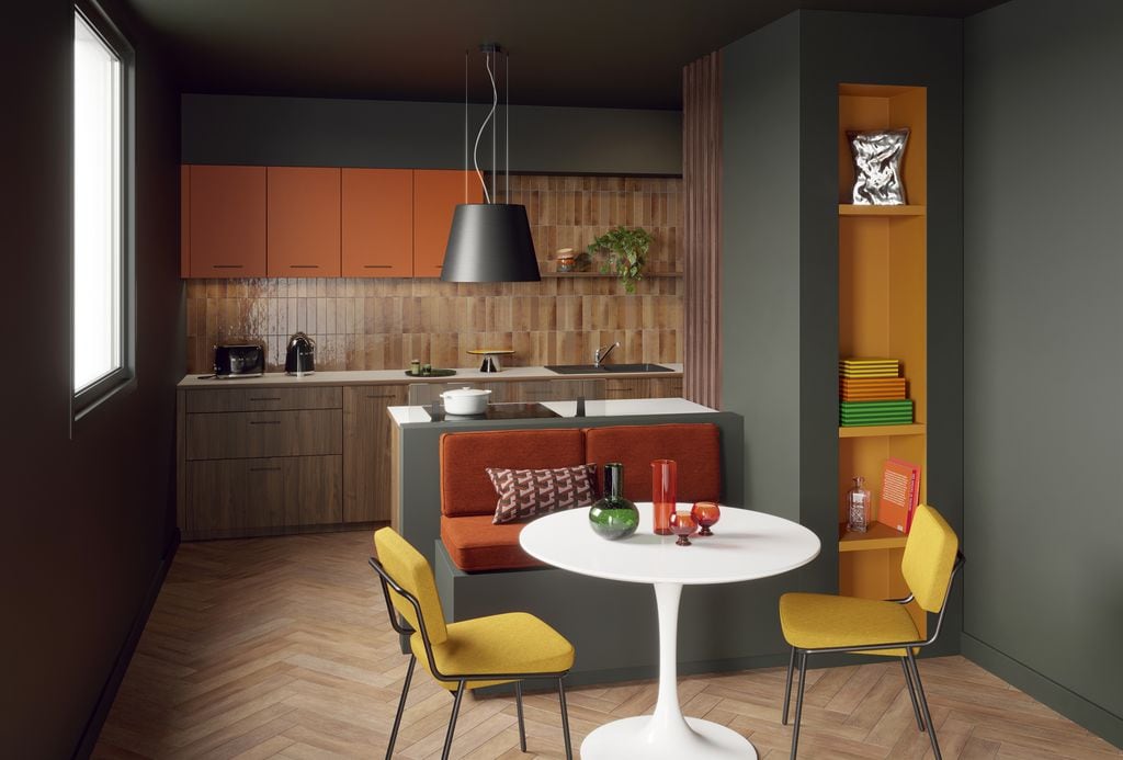 Cocina con muebles verdes y naranjas