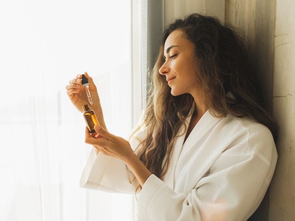 Mujer con aceite en pipeta