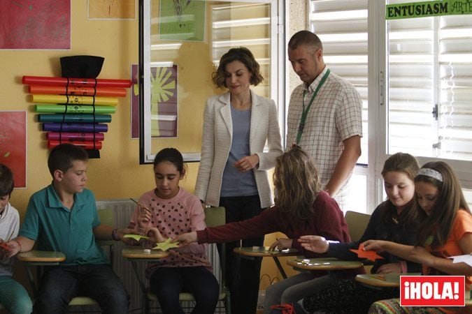 El colegio palentino, Marqués de Santillana, ha sido el centro educativo elegido para que la Reina asistiera a la inauguración del curso escolar. Allí ha recorrido las instalaciones y ha conocido de primera mano un colegio pionero en implantar la educación bilingüe
