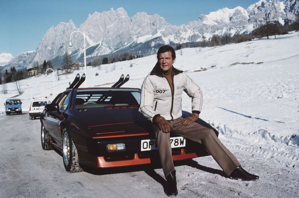 Roger Moore como James Bond en 1981, posando junto a un Lotus Esprit Turbo en el set de For Your Eyes Only