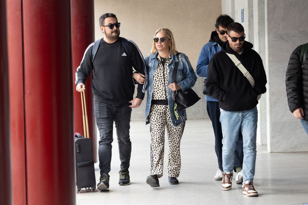 Belen Esteban y su marido, Miguel Marcos, a su llegada al hospital