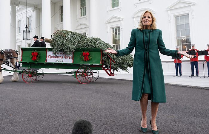 Jill Biden con el árbol de Navidad 