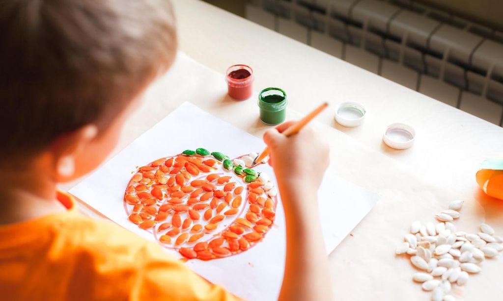 pepitas de calabaza haciendo dibujo de calabaza de halloween