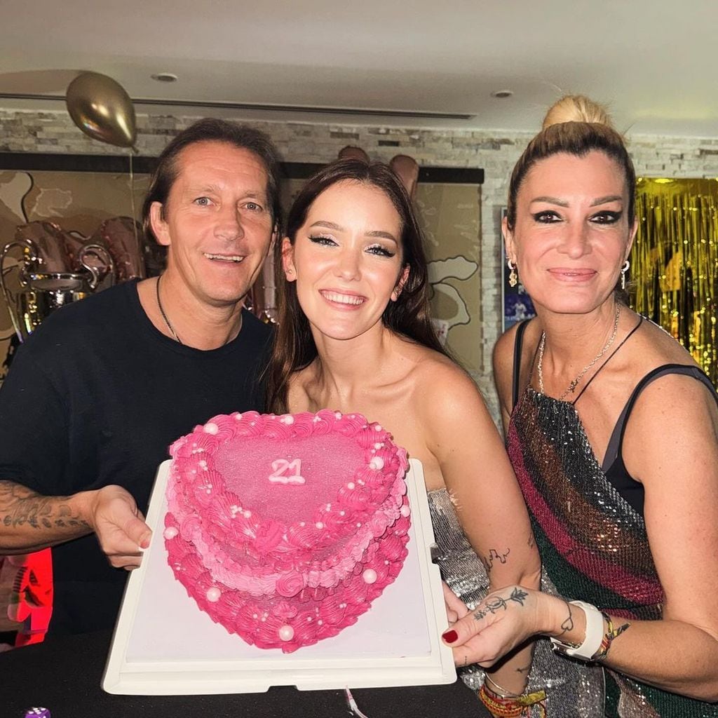 Plano medio de Malu Salgado celebrando su cumpleaños con sus padres