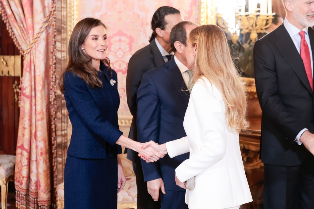 La reina Letizia viste un traje de tweed navy y su broche de perlas