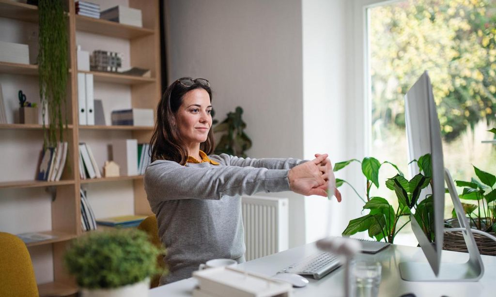 mujer teletrabajando en su casa