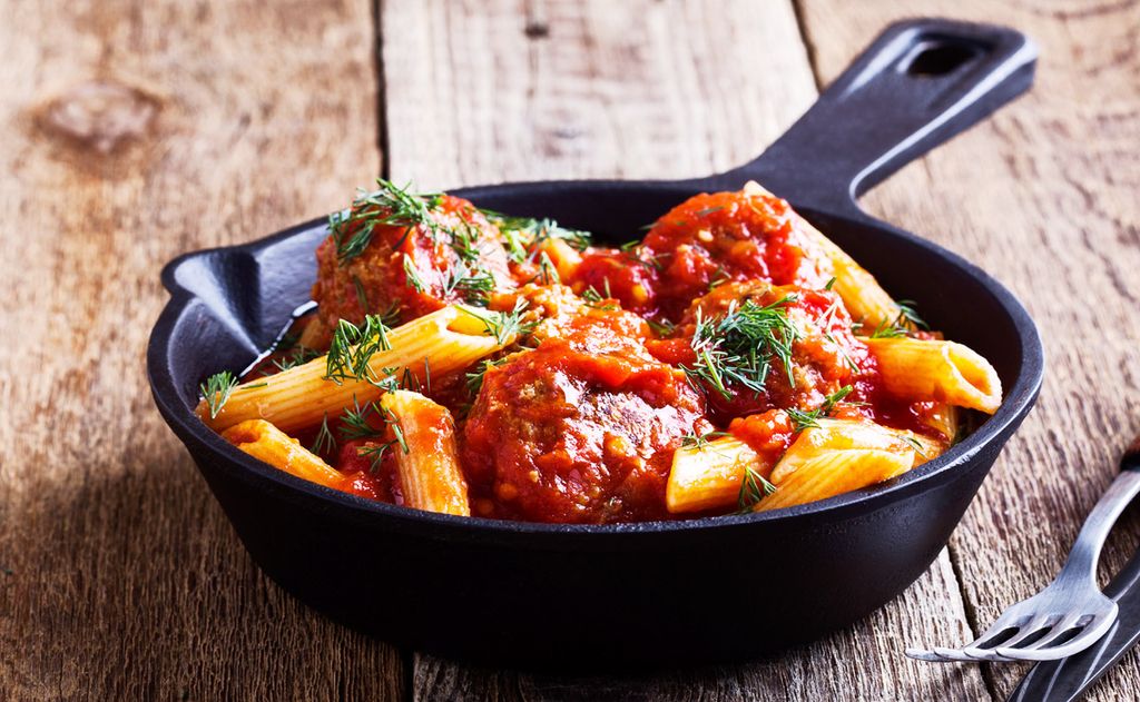 Albóndigas y 'penne' con salsa picante de tomate
