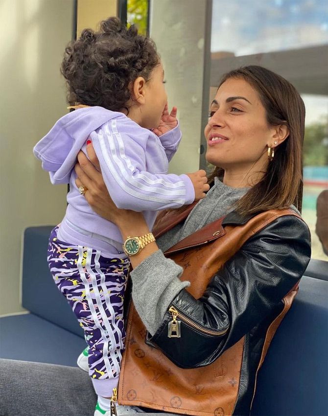 Hiba Abouk con su hijo