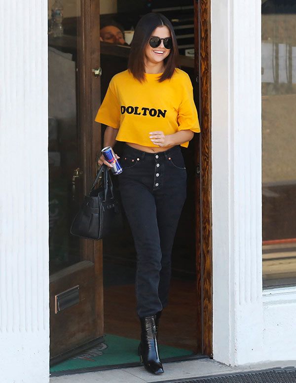 selena_gomez_negro_amarillo_1z