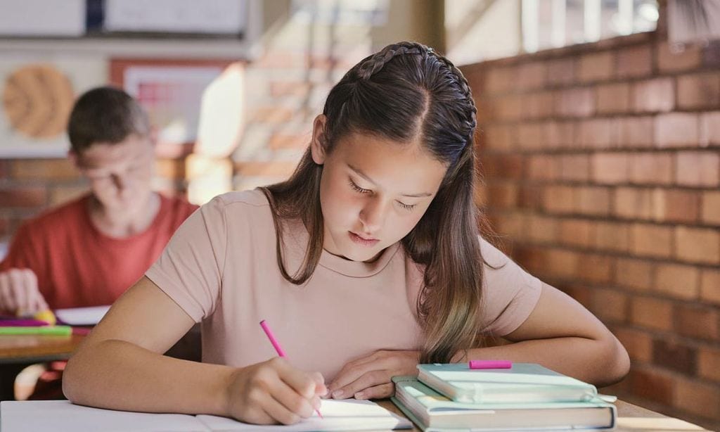 adolescente en clase