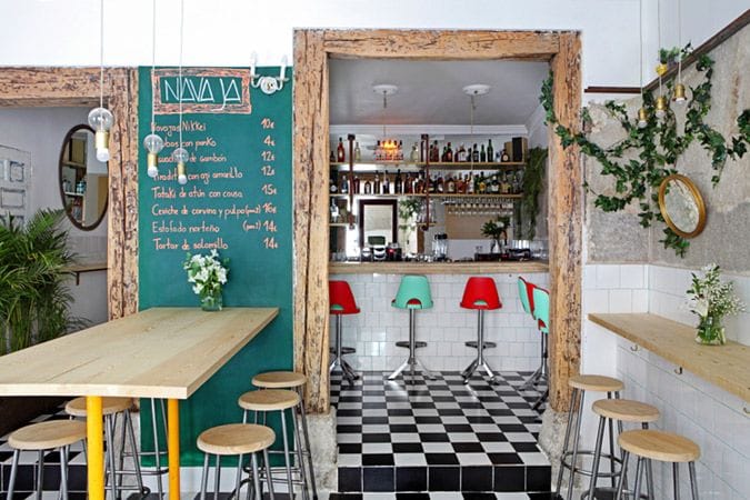 Con una decoración de aire informal y desefadado, y una cocina que fusiona los sabores gallegos, peruanos y asiáticos, 'Navaja' se ha hecho con el favor de los 'foddies' capitalinos. Foto: www.restaurantenavaja.com
