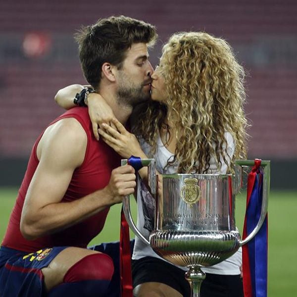 Piqué y Shakira se fundieron en este beso al término de la final de la Copa del Rey de fútbol ante el Athletic de Bilbao disputada en el Camp Nou
