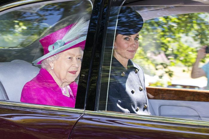 Los duques de Cambridge acuden a la iglesia junto a Isabel II