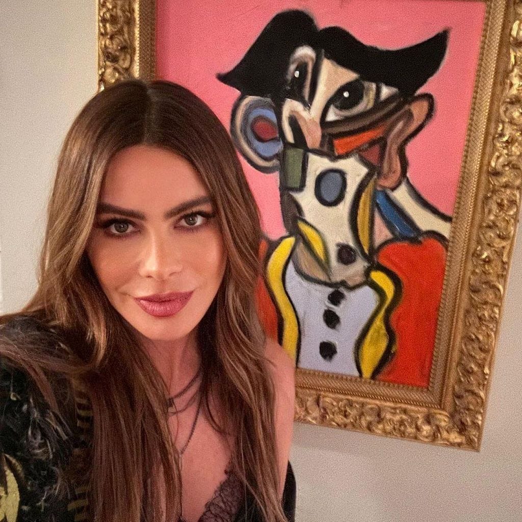 Sofía Vergara con una pintura de Andrés Valencia