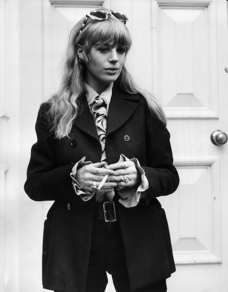 Marianne Faithfull tras salir del juzgado en 1967.