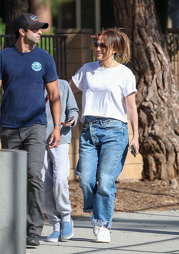 Jennifer Lopez con look de vaqueros y camiseta blanca