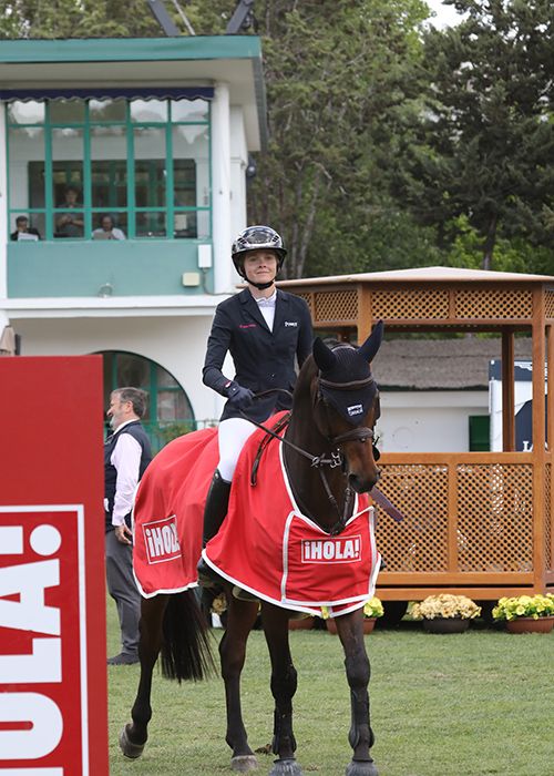 Sophie Hinners ganadora del Trofeo ¡Hola! junto a "Kanturo"