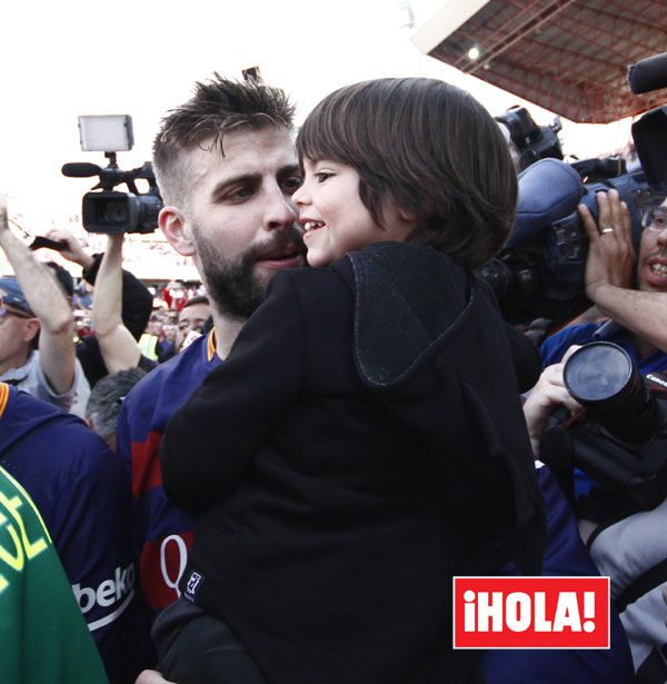 Gerard Piqué sacó al terreno de juego a su hijo mayor, Milan, para celebrar el nuevo título de Liga del FC Barcelona
