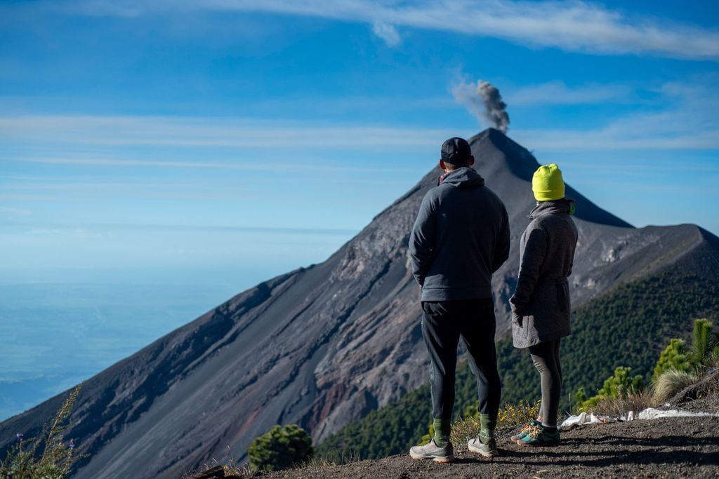 Turistas viendo el Volcán de Fuego desde el Volcán de Acatenango