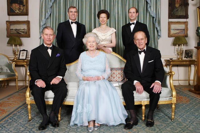 La reina Isabel, el duque de Edimburgo, los príncipes Carlos, Andrés, Eduardo y Ana