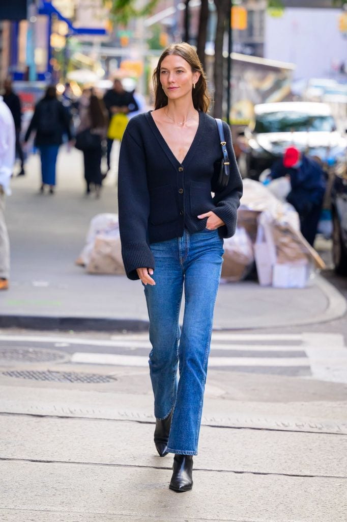 Karlie Kloss es vista por las calles de Nueva York dando un paseo con sus hijos