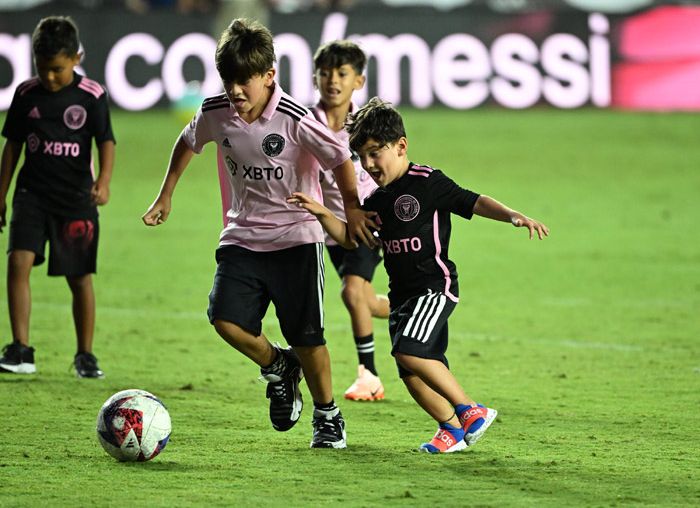 Los hijos de Messi jugando al fútbol