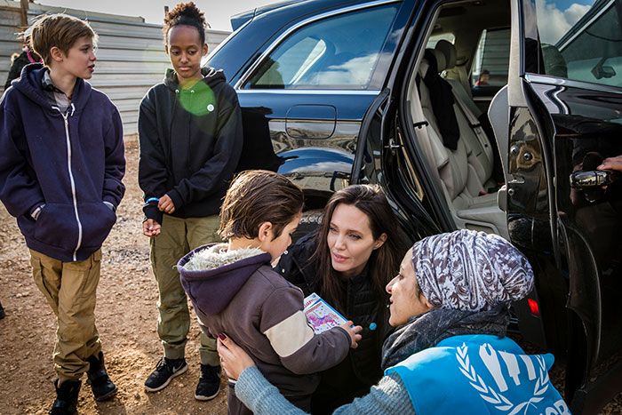 Angelina Jolie visita un campo de refugiados con sus hijas Zahara y Shiloh