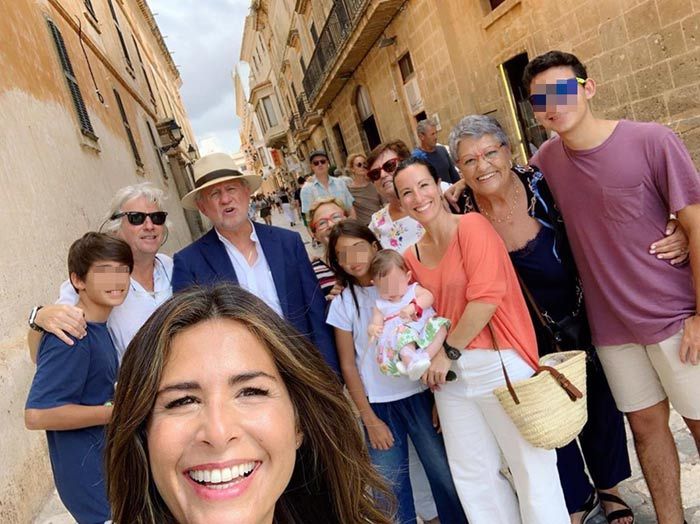 Nuria Roca celebra con sus padres unas 'bodas de oro' nada convencionales