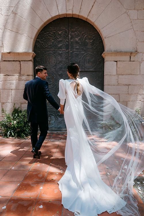 Vestido de novia con capa