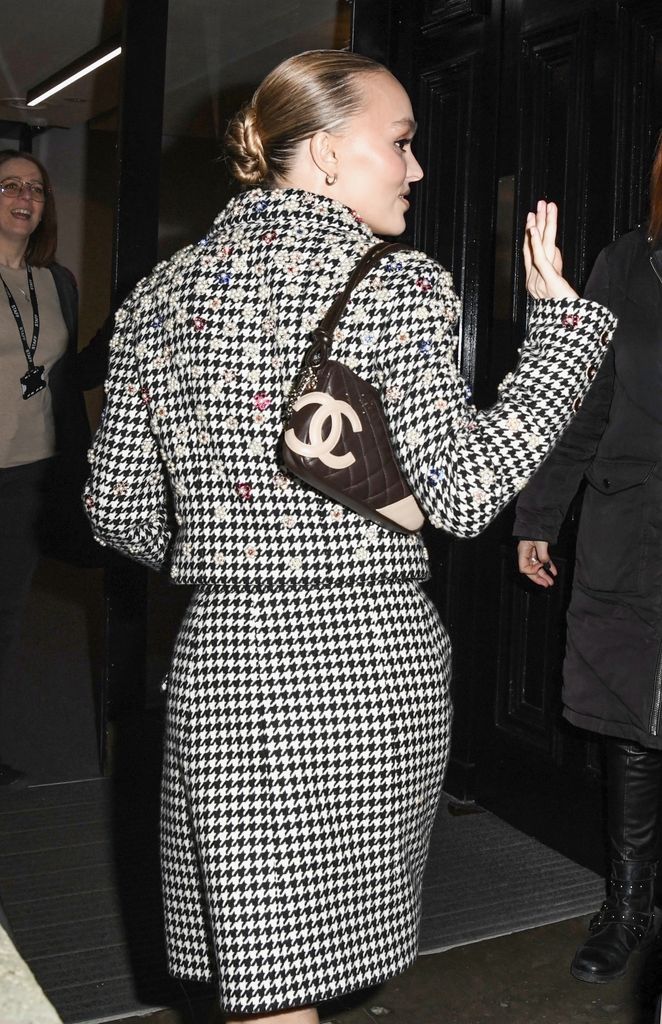 Lily Rose Depp en Londres con un look de Chanel