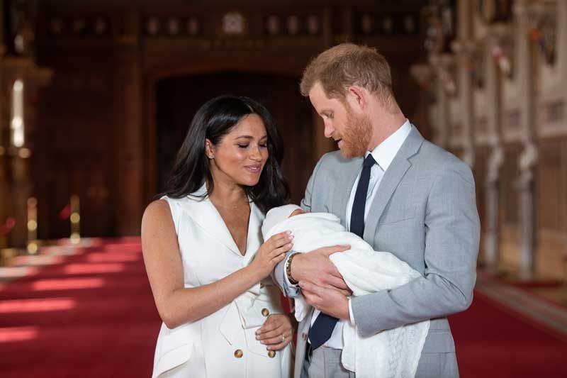 Los duques de Sussex con su hijo Archie de recién nacido