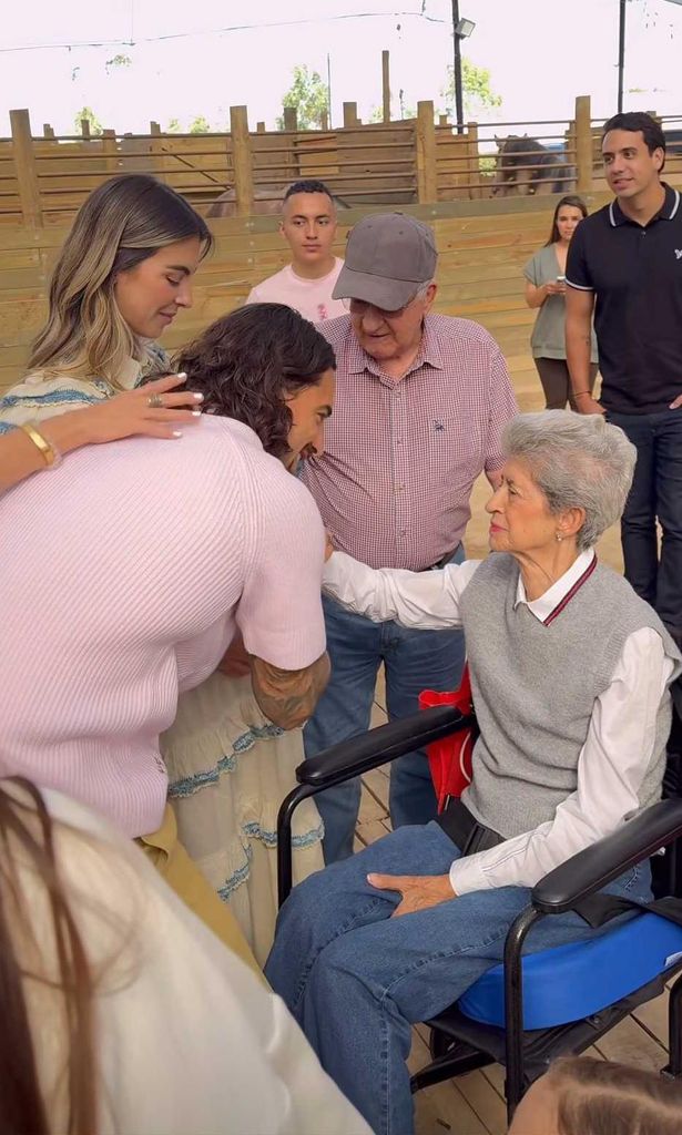Maluma y Susana con la abuela del cantante