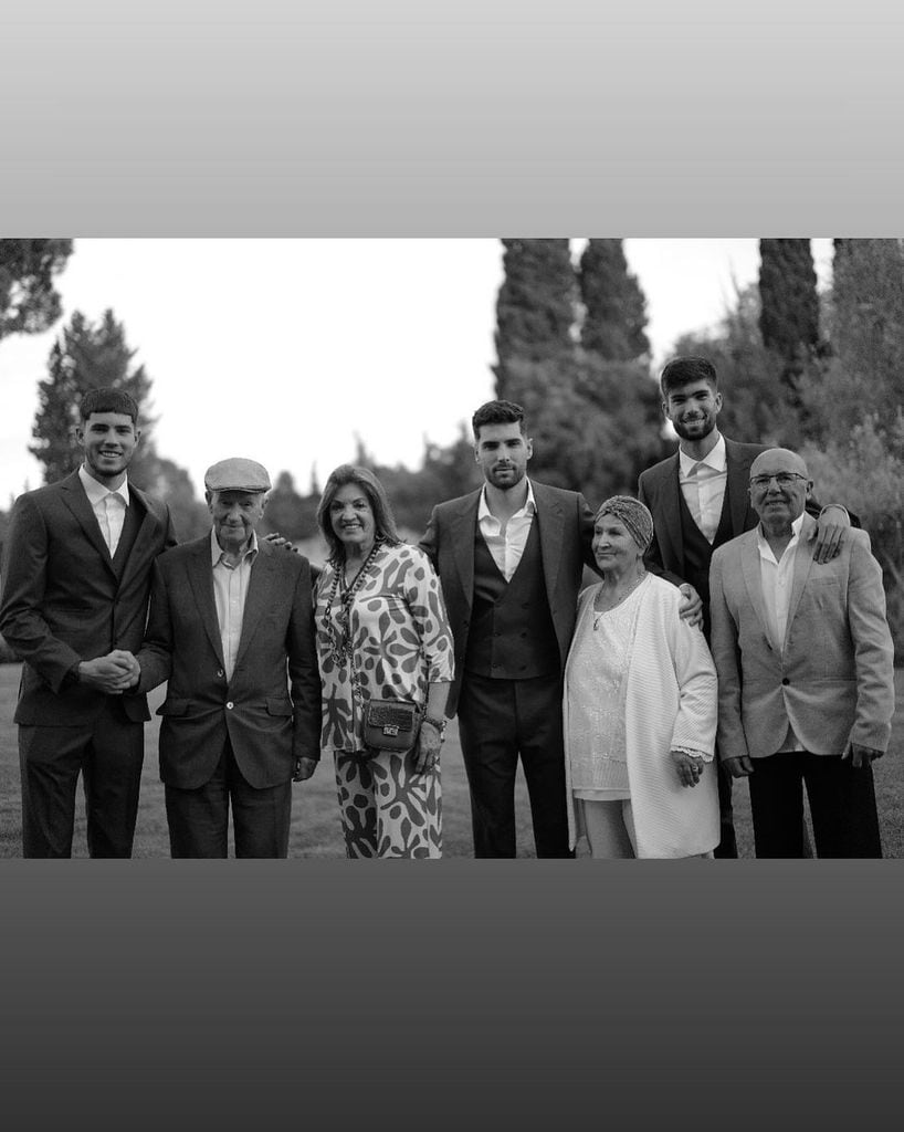 Los padres de Zinedine Zidane y Verónique Fernández con sus nietos durante la celebración de los 30 años de Zidane y Verónique