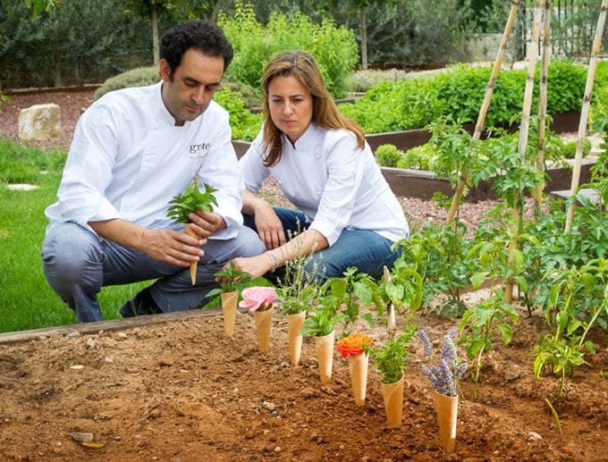 Fernando cuenta con un equipo de seis personas (él incluido) del que también forma parte fundamental su mujer, Angelines González. En la imagen, vemos a ambos en el huerto del que disponen junto a su obrador, en la localidad navarra de Viana.
