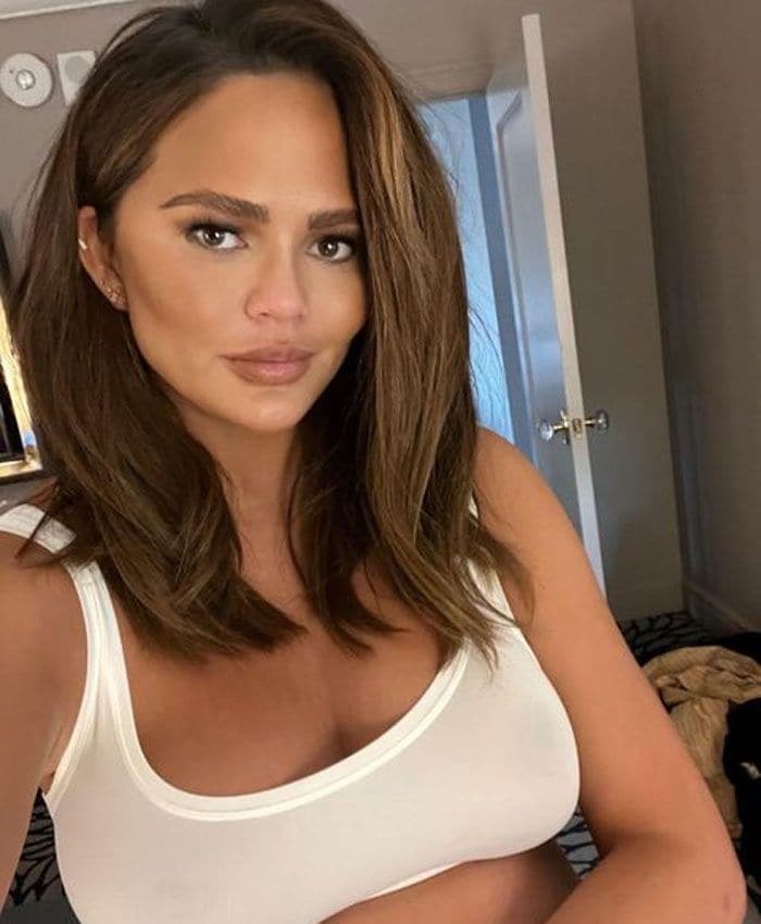 chrissy-teigen-lob