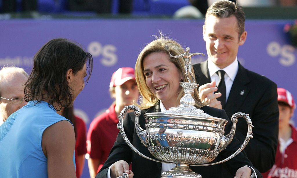 Spanish Rafael Nadal (L) is congratulate