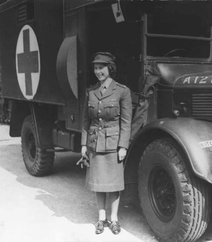 Isabel II, en 1945, junto a un camión de asistencia sanitaria