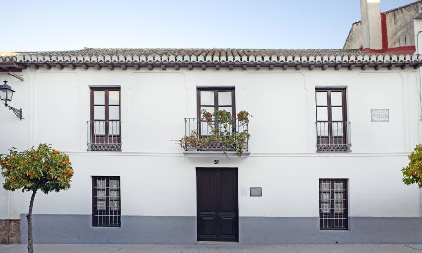 Fachada de la casa natal de Fuente Vaqueros.