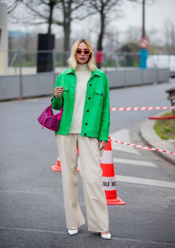 pantalon beige con chaqueta verde getty  